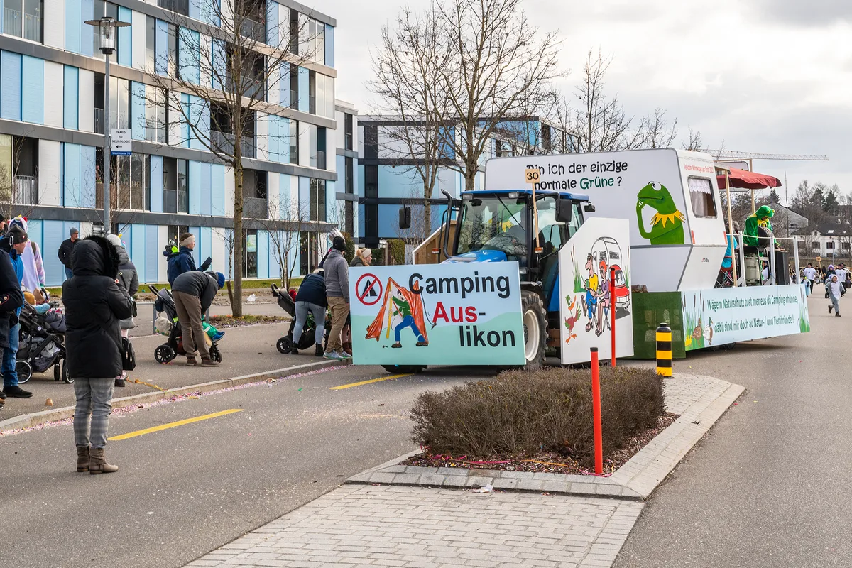 Das Aus des Ausliker Campings ist nur schwer zu verdauen. Der Fasnachtsumzug in Robenhausen war laut, bunt und sehenswert.